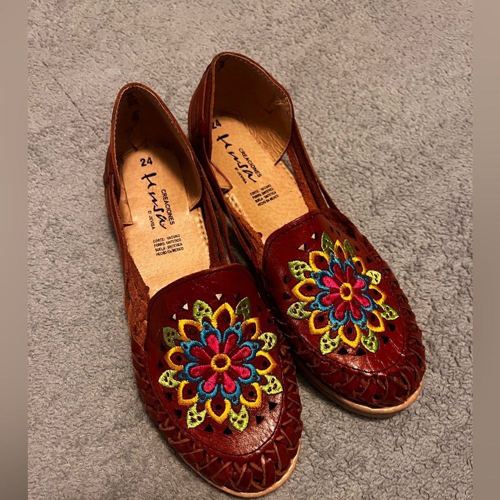 Mexican Leather HUSA with‎ Gorgeous FlowerEmbroidery Size 7 US
